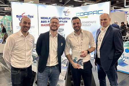 4 Personen auf dem Messestand von Corpac und Saver