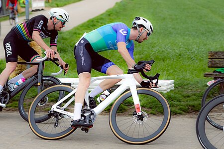 Rennradfahrer im Corpac Trikot