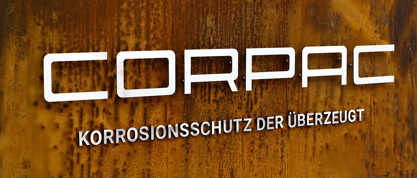 Rostschild mit Corpac Logo